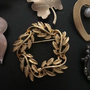 Vintage gold tone brooch